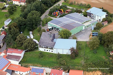Luftbild eines Brauereigeländes. Große Lagerhalle mit Solarpanele auf dem Dach.